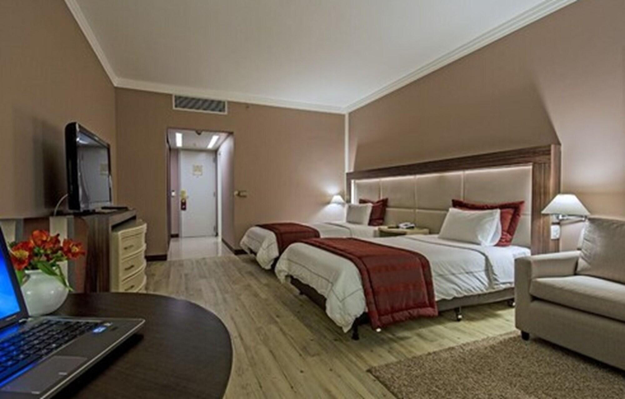 Hotel Transamerica Сао Паоло Екстериор снимка A room at the hotel