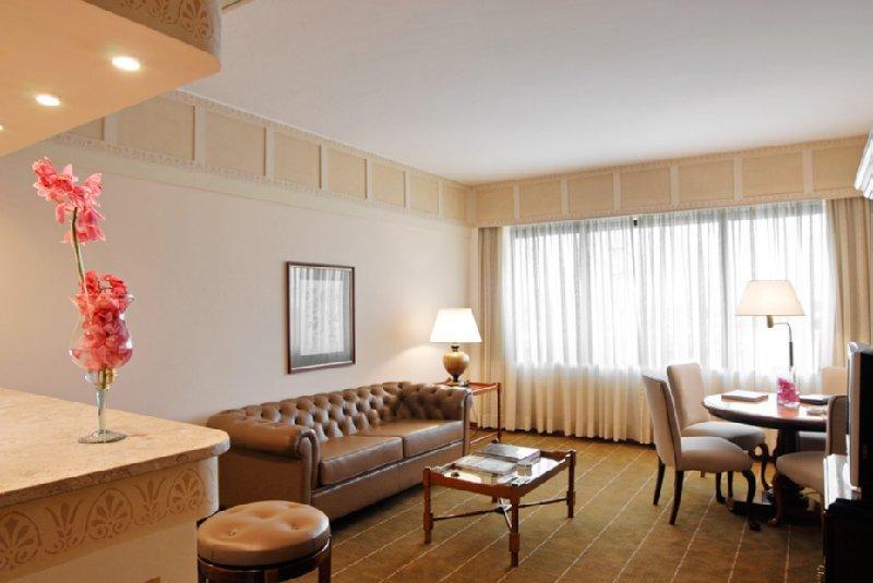Hotel Transamerica Сао Паоло Стая снимка A living room in a suite at the Ritz-Carlton, Boston