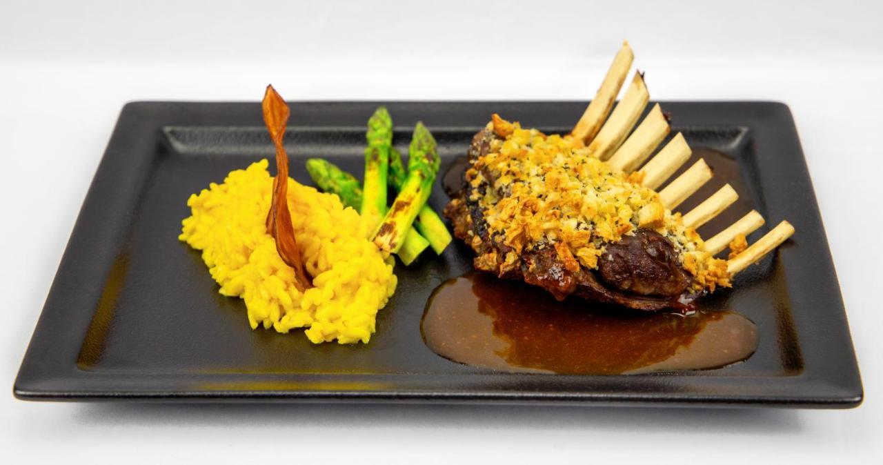 Hotel Transamerica Сао Паоло Екстериор снимка Rack of lamb with a crust of herbs and a yellow risotto